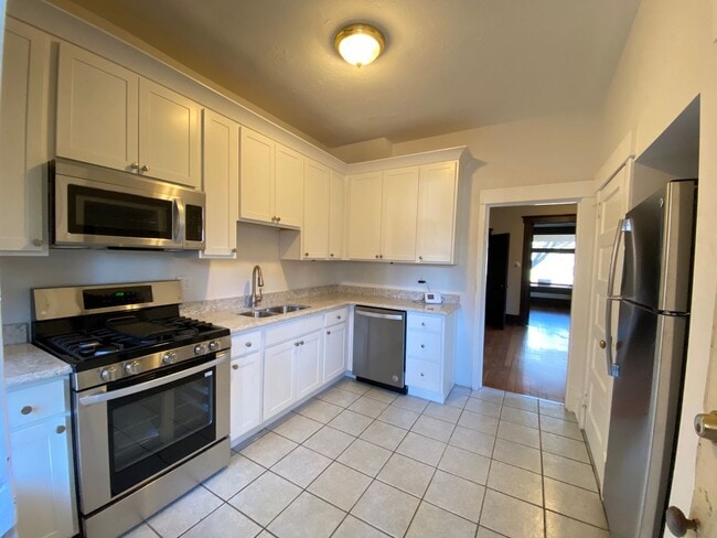 Building Photo - 351 W 6th Ave Unit 351