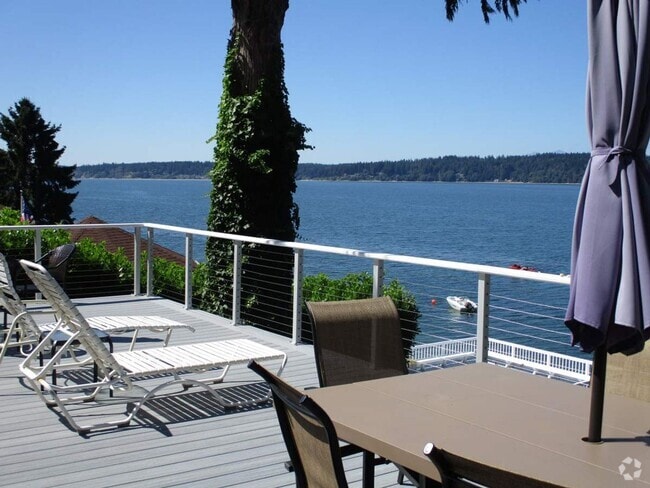 Building Photo - Charming Partially Furnished Waterfront Ho... Rental