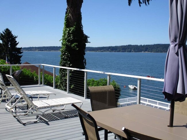 Building Photo - Charming Partially Furnished Waterfront Ho... Rental