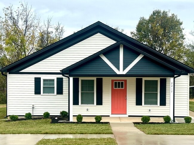 Building Photo - 2217 Kenwood Blvd SE Unit A