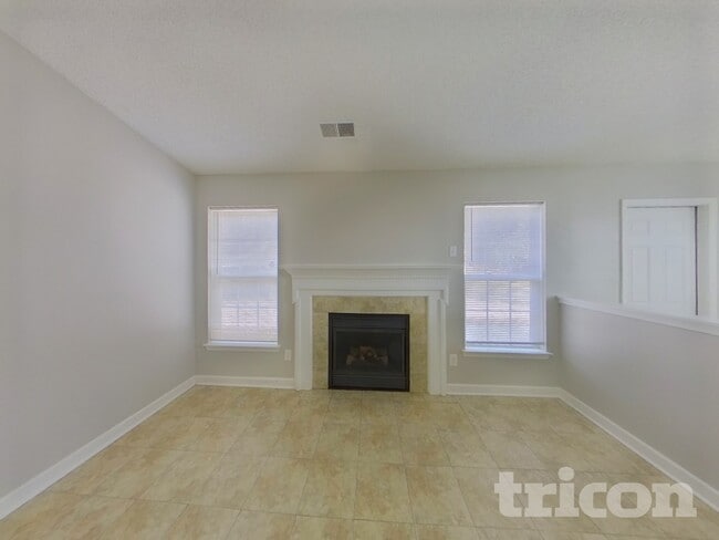 Photo - 882 Anchor Way NE