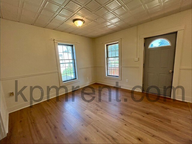 Photo - 912 2nd Ave NE