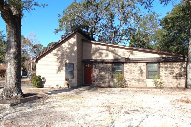 Building Photo - "Remodeled 3-Bedroom Home with Modern Upgr...