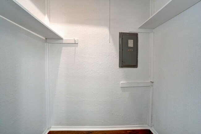 Photo - 2 bed/ 1 bath Located Next to Major Highways!