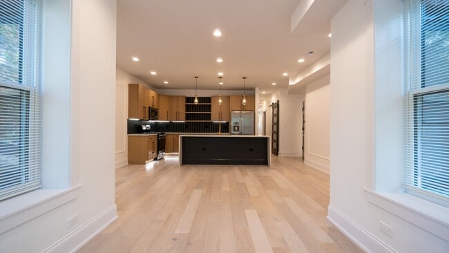 Building Photo - Newly Rehabbed 3-bedroom, 2-bath Gem with In-Unit Washer/Dryer! Discover Uptown Living. Unit 4747 N Beacon   2N