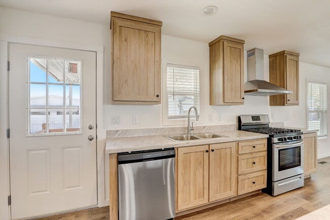 Photo - 10 Vandalay St