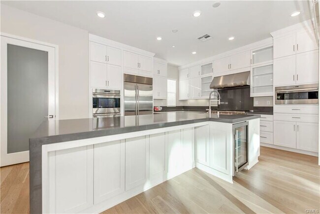 Photo - 61 Einstein Wy