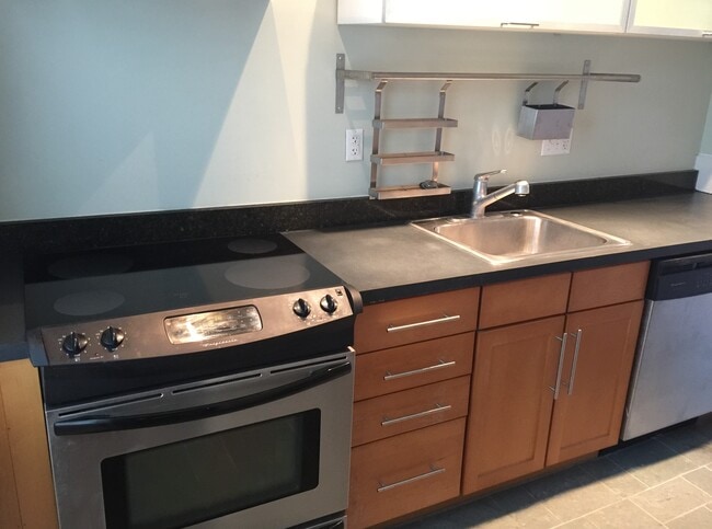 Cocina tipo galera con electrodomésticos de acero inoxidable. - 142 Humboldt Ave Unidad 9