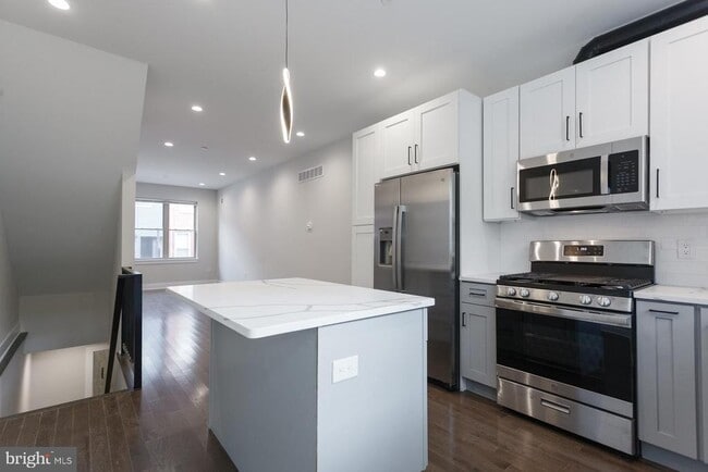 Building Photo - 2722 Latona St Rental