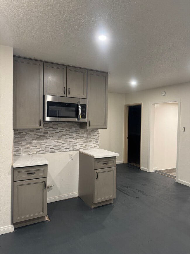 220 S Valley Center Ave