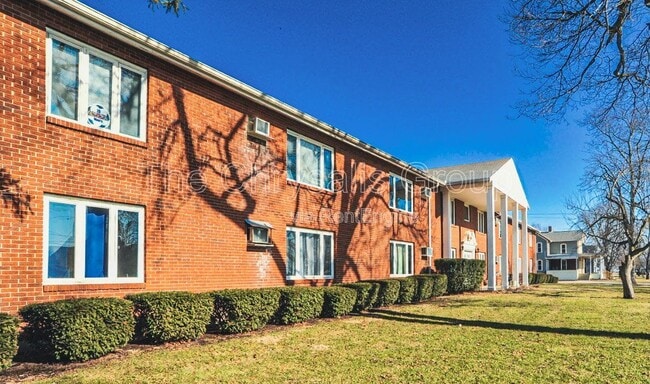 Building Photo - 445 Elm Pl Unit R-23