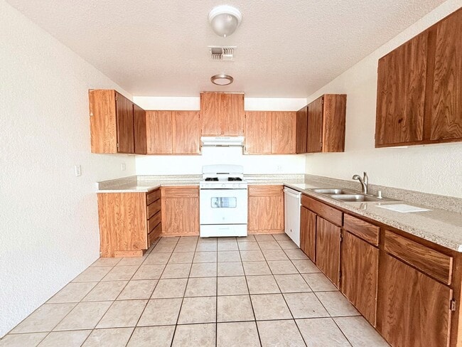 Photo - AVAILBLE NOW!! 2 Bed / 1 Bath Apartment in Cathedral City Unit 08