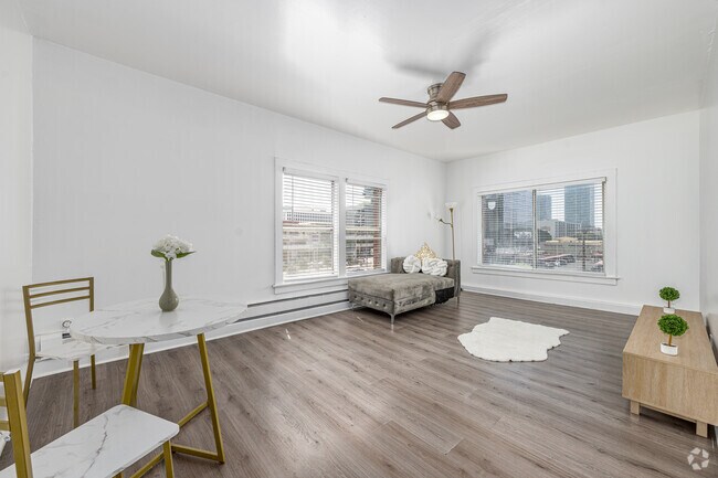 1BR, 1BA - 599SF - Living Room