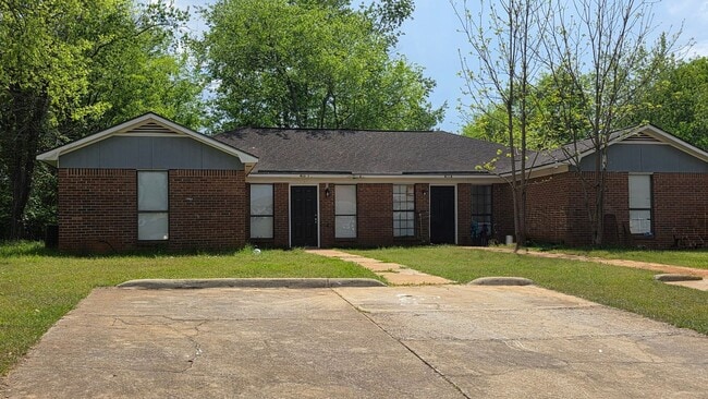 Building Photo - 411 Station Crossing Dr Unit B