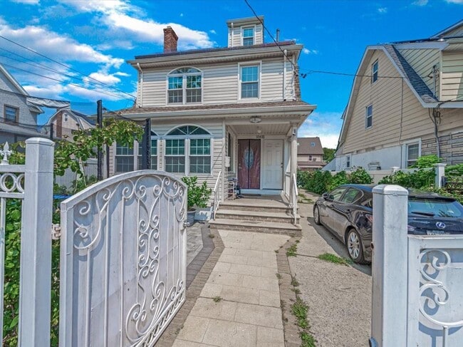 Building Photo - 104-11 197th St Unit 2nd Fl. Rental