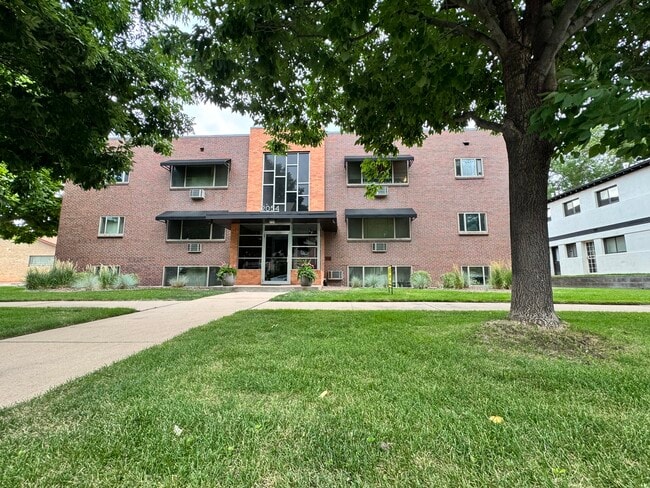 Building Photo - 2054 S Milwaukee St Rental