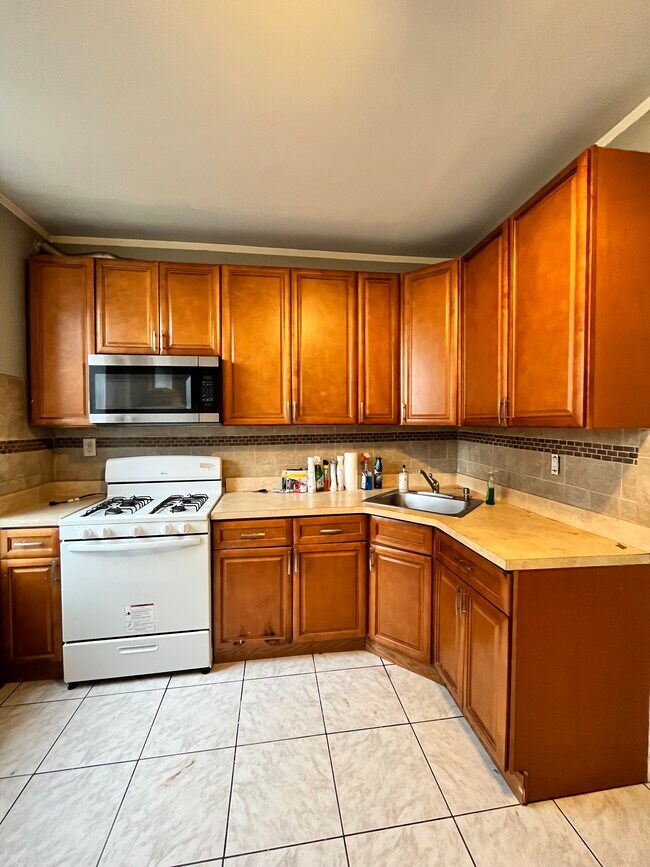 8 St Paul St 2R - 11 Saint Pauls Ave Unidad 4R