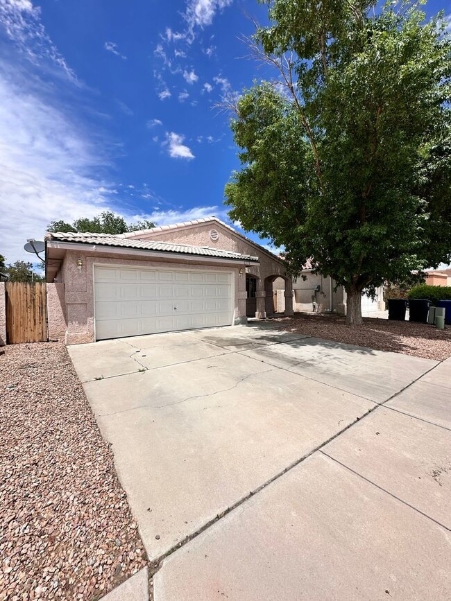 Building Photo - Available August 13th 3 Bedroom 2 Bathroom 2 Car Garage