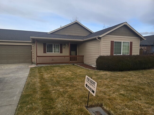 Building Photo - Live in Town