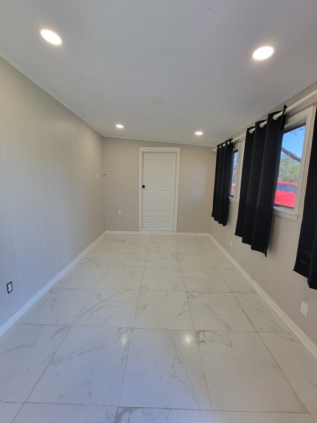 Photo - 301 N Austin St