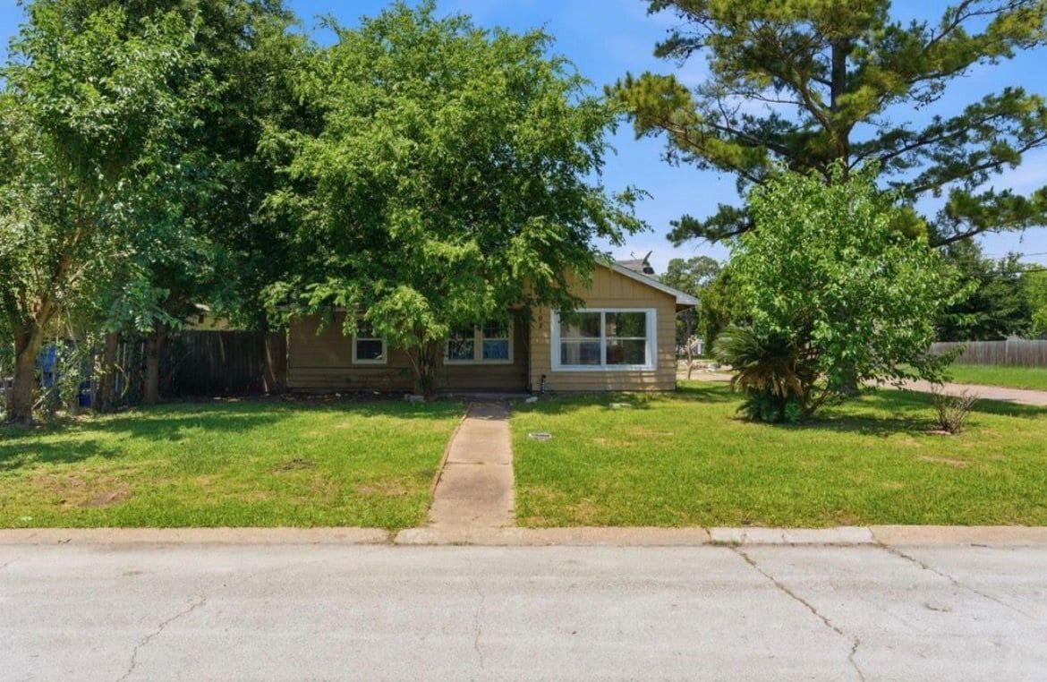 Photo - 1102 Johnson St