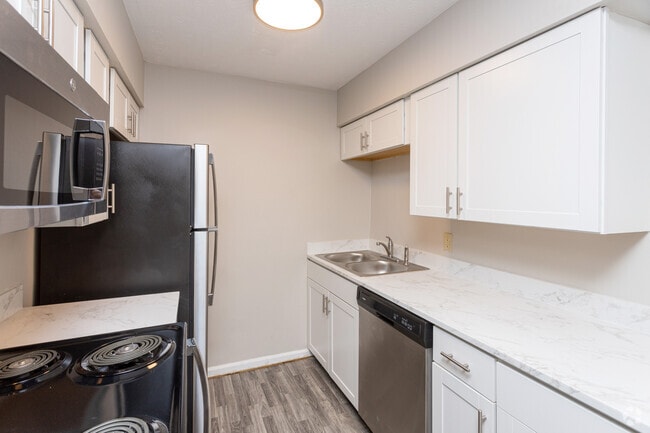 2BR, 1BA - 820 SF - Bathroom