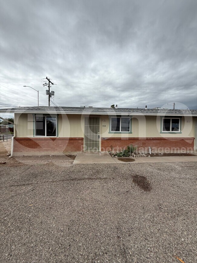 Building Photo - 1814 S Van Buren Ave