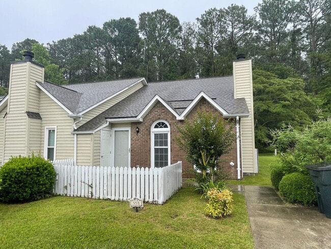 Building Photo - Duplex