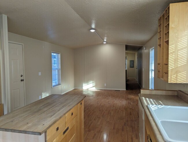 Photo - Charming 2 Bedroom Home- Plank Flooring, V... Unidad 25529 A