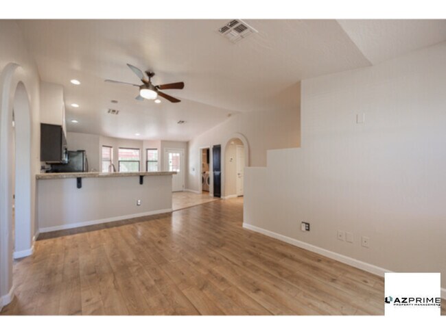 Photo - Exceptional 3/2 Phoenix House - Vaulted Ce...