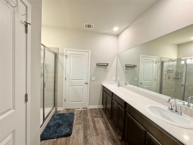 Photo - 907 Main St Casa