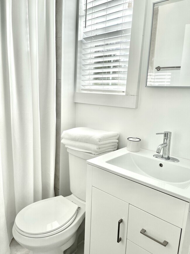 Shower, Toilet and Sink - 900 El Rado St Unit Treehouse