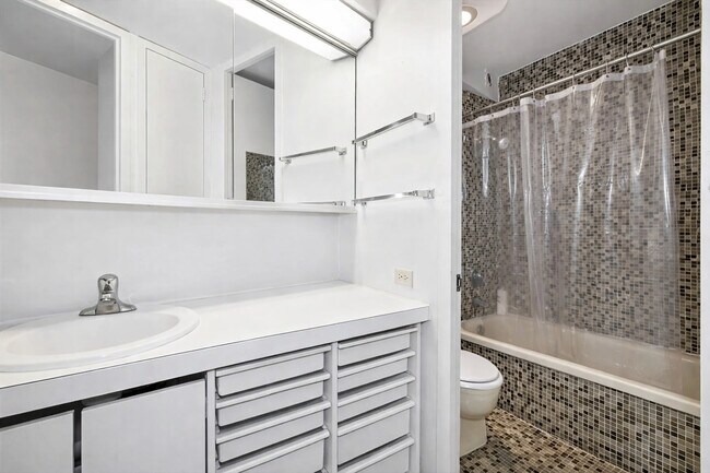 Photo - 300 N State St Unidad 2504