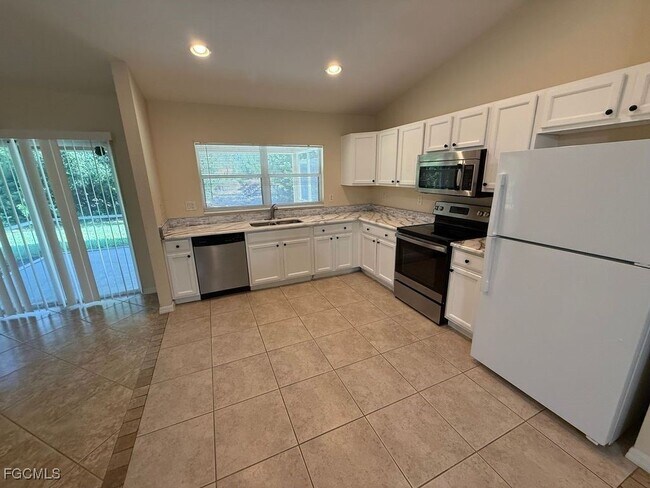 Photo - 919 Berg St E