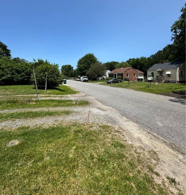Photo - 4 bedroom 2 bath house in Henrico County! All appliances, laundry, central hvac, big yard