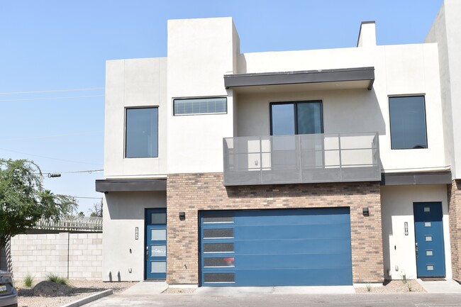 Front View - 901 S Smith Rd Casa Adosada