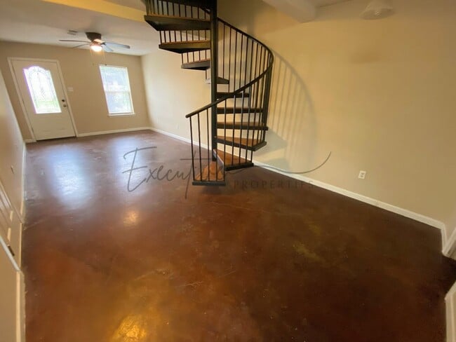 Photo - 2-Bed, 2.5-Bath Townhouse – Walk to McNeese State University! Unit 337 East Sale Road