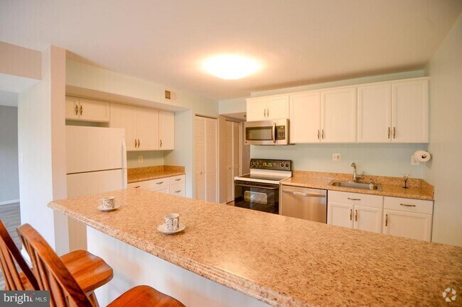 Building Photo - 9735 Kings Crown Ct Unit 201 Rental