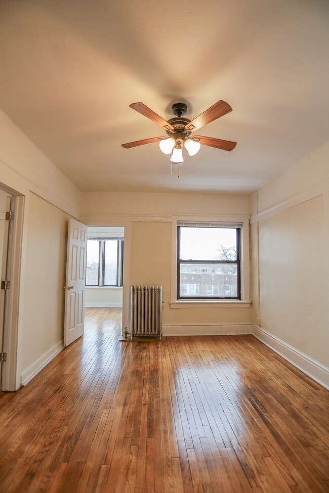 Building Photo - 7453 N Greenview Ave Unit #318