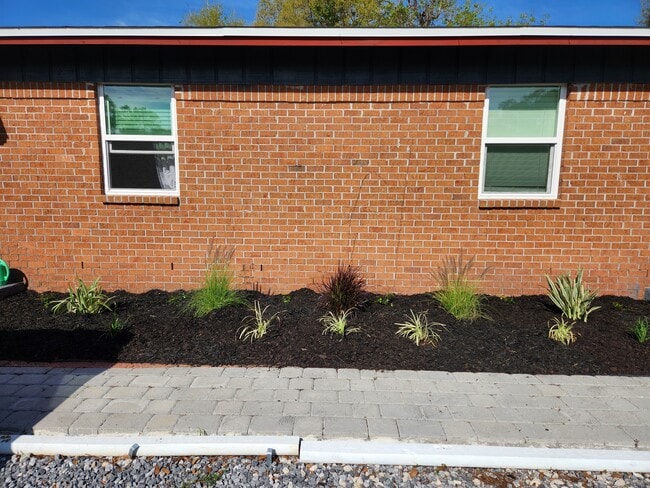 Building Photo - 710 Shady Lane Dr Unit Apt C