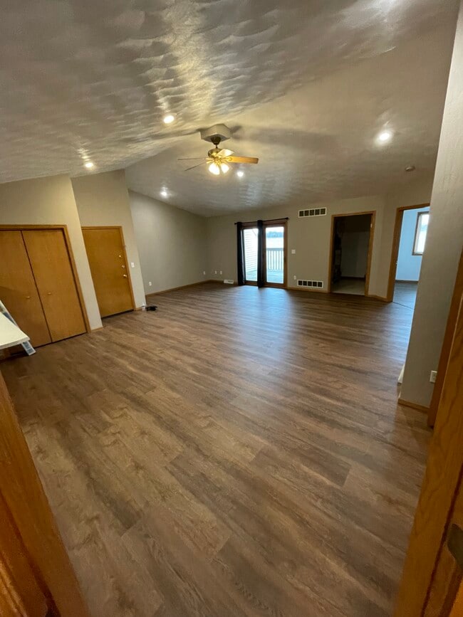 Building Photo - 1500 Packers Ct Unit 1