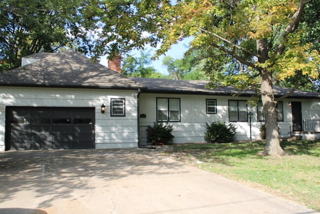 Spacious 4 Bedroom, 3 Full Bath Home In In... - Spacious 4 Bedroom, 3 Full Bath Home In In...