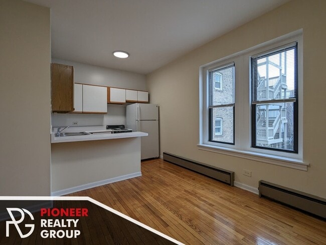 633 W Barry Unit 2