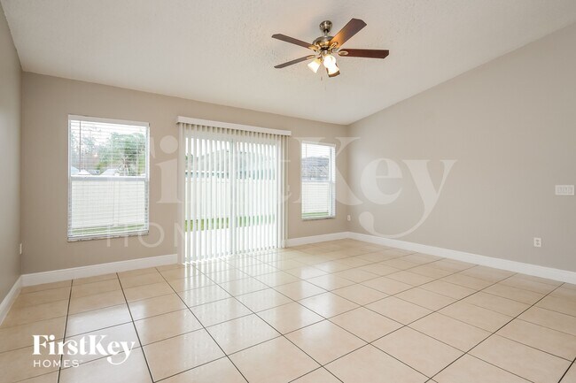 Photo - 2421 Regent Way