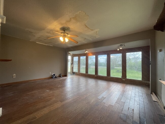 Photo - 6079 FM 1753