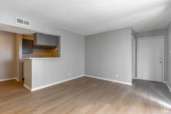 2BR, 2BA - 827SF - Living Room