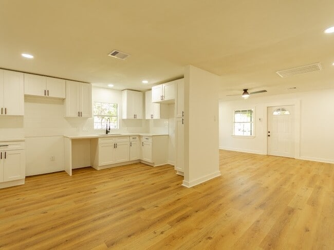 Building Photo - 6802 Eastwood St