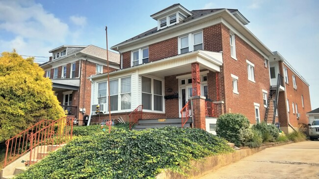 Building Photo - 752 W Broadway Unit Apartment C