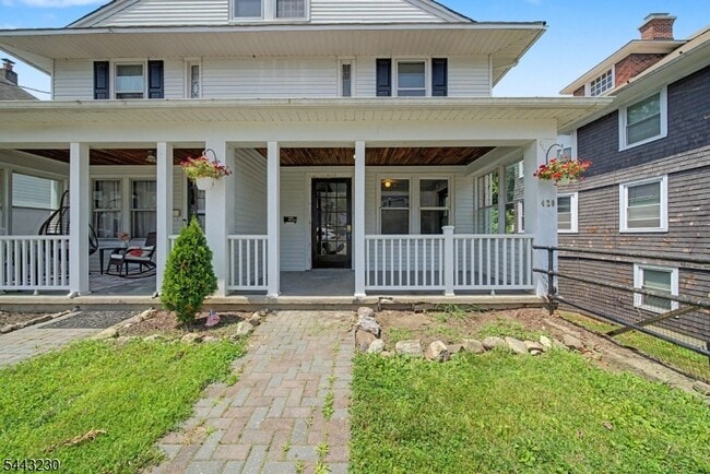Photo - 420 Hill St