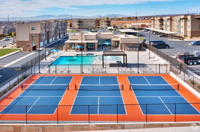 PICKLEBALL & WATER LOUNGE AREAS - Coyote Creek Rental